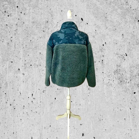 EUC! REEBOK WOMENS FAUX SHERPA JACKET - Picture 3 of 7